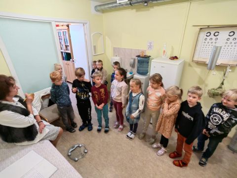 Skolēni "Karjeras dienu"pasākumu ietvaros, iepazīst profesijas.