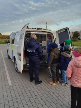 Skolēni "Karjeras dienu"pasākumu ietvaros, iepazīst profesijas.