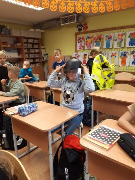 Skolēni "Karjeras dienu"pasākumu ietvaros, iepazīst profesijas.