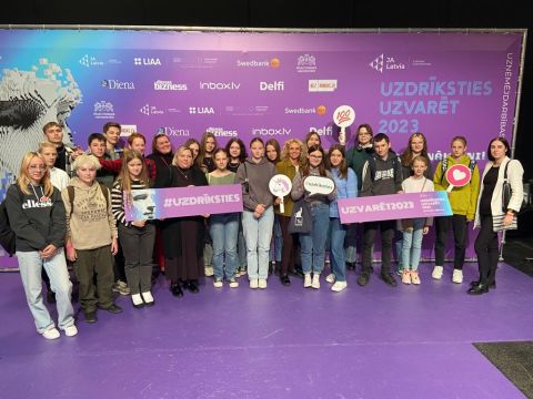 Skolēni "Karjeras dienu"pasākumu ietvaros, iepazīst profesijas.