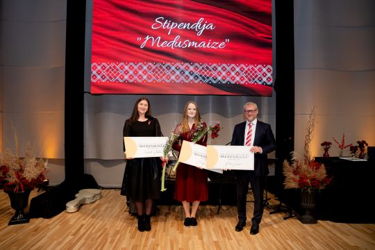 Pirmā no kreisās Rebeka Gluškova