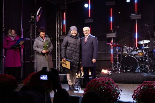 Vita Grīsle-Akopjana saņem Atzinības rakstu