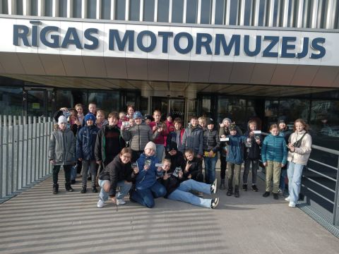 Skolēni Rīgas motormuzejā