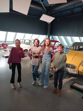 Skolēni Rīgas motormuzejā