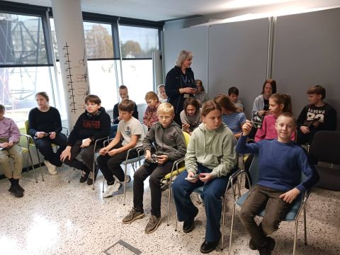 Skolēni Rīgas motormuzejā