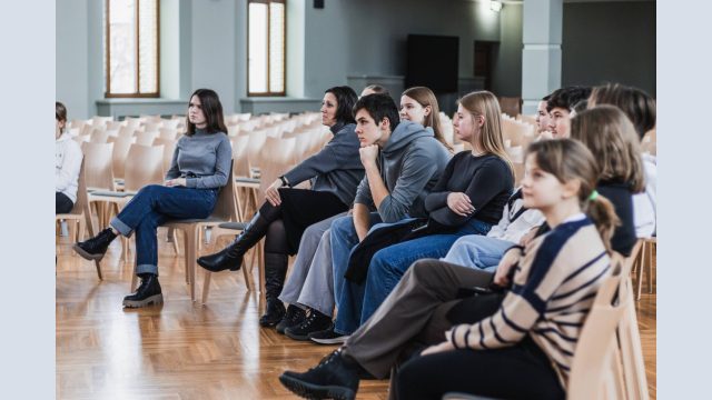 Saldus vidusskolas skolēnu pašpārvalde viesojas Rīgas 6.vidusskolā.