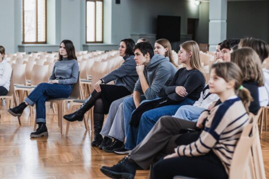 Saldus vidusskolas skolēnu pašpārvalde viesojas Rīgas 6.vidusskolā.