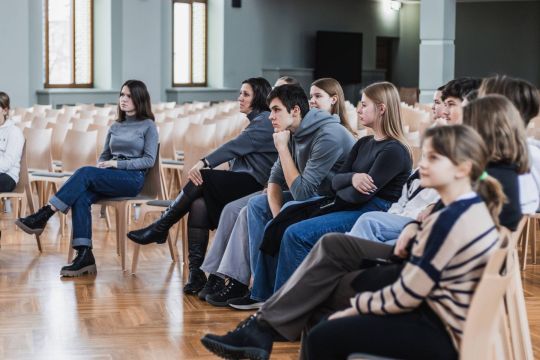 Saldus vidusskolas skolēnu pašpārvalde viesojas Rīgas 6.vidusskolā.