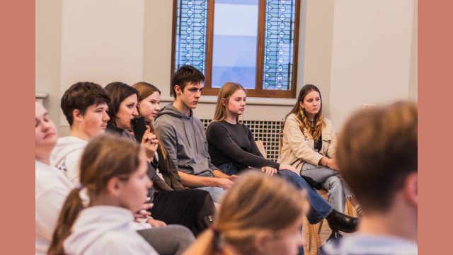 Saldus vidusskolas skolēnu pašpārvalde viesojas Rīgas 6.vidusskolā.