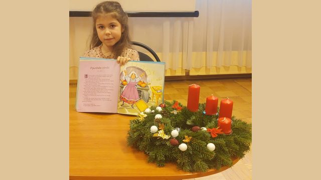 Pirmklasnieki lasa savu grāmatiņu
