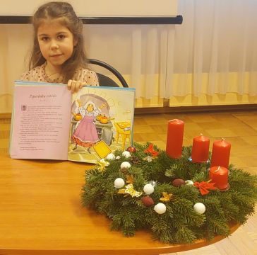 Pirmklasnieki lasa savu grāmatiņu