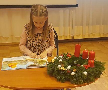 Pirmklasnieki lasa savu grāmatiņu