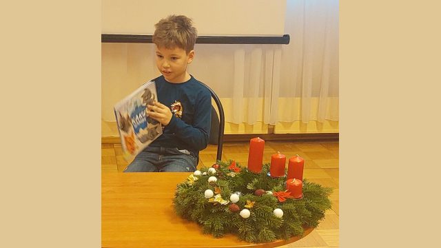 Pirmklasnieki lasa savu grāmatiņu
