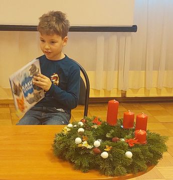 Pirmklasnieki lasa savu grāmatiņu