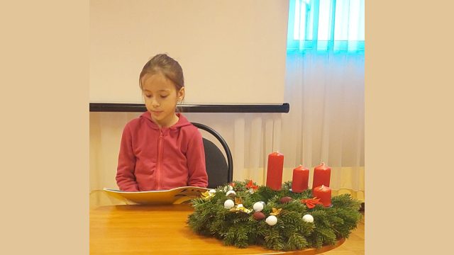 Pirmklasnieki lasa savu grāmatiņu