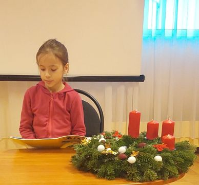 Pirmklasnieki lasa savu grāmatiņu