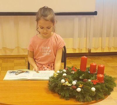 Pirmklasnieki lasa savu grāmatiņu