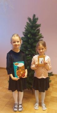 Pirmklasnieki lasa savu grāmatiņu