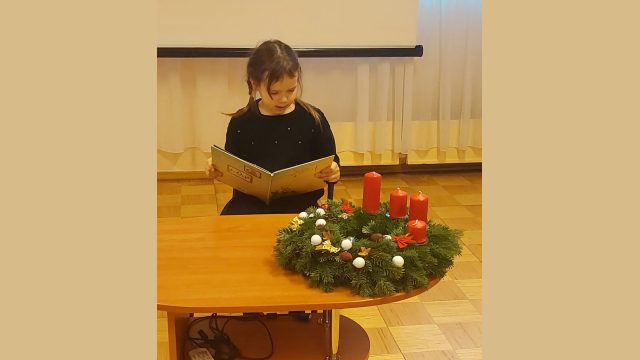 Pirmklasnieki lasa savu grāmatiņu