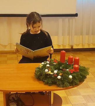 Pirmklasnieki lasa savu grāmatiņu