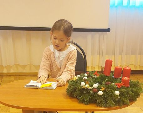 Pirmklasnieki lasa savu grāmatiņu