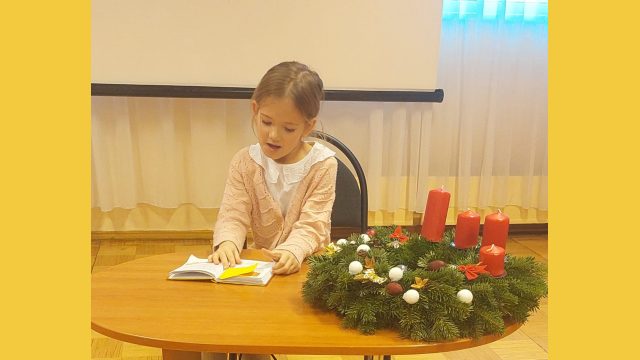 Pirmklasnieki lasa savu grāmatiņu