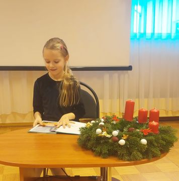 Pirmklasnieki lasa savu grāmatiņu