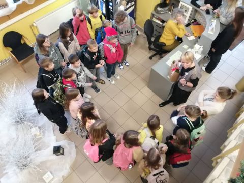 4.a klase saņem dāvanu
