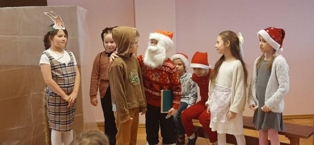 Bērni atveido M.Stārastes lugu.