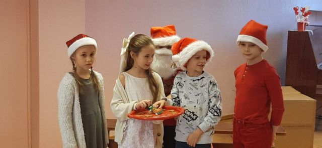 Bērni atveido M.Stārastes lugu.