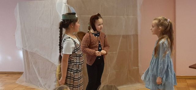 Bērni atveido M.Stārastes lugu.