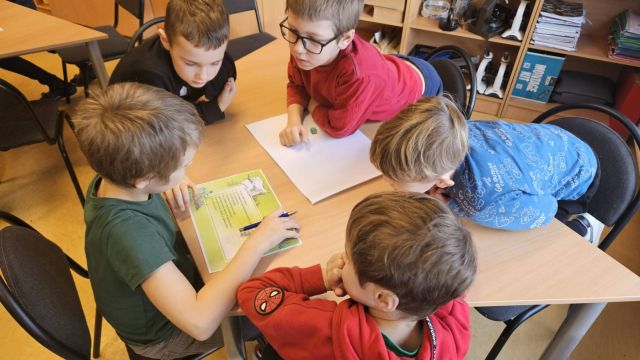 Silto džemperu diena