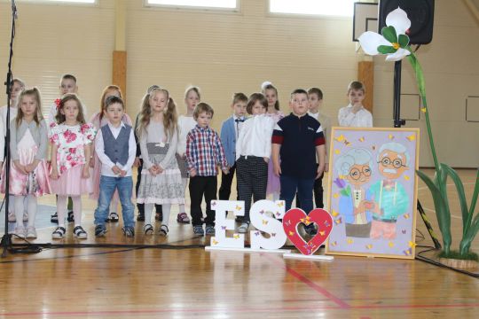 Vecvecāku diena sākumskolā