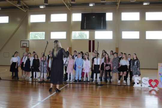 Vecvecāku diena sākumskolā