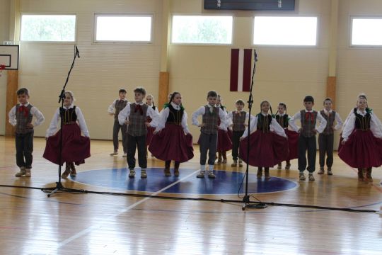 Vecvecāku diena sākumskolā