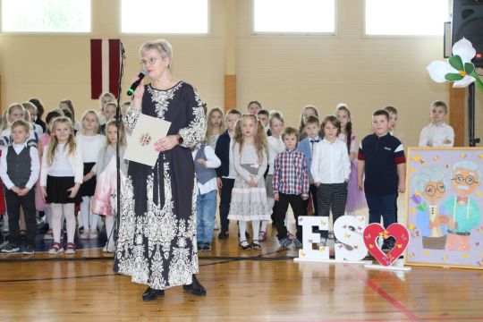 Vecvecāku diena sākumskolā