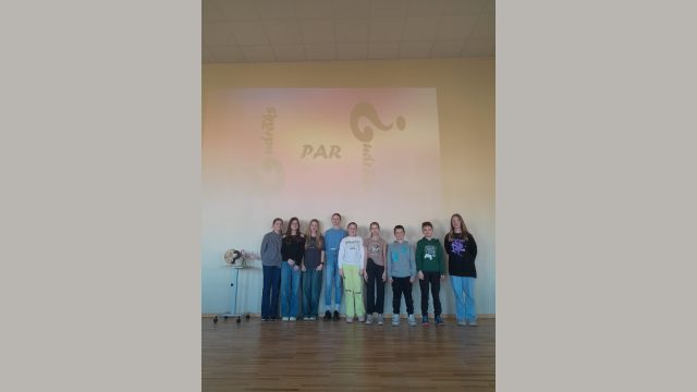 5.klašu dalībnieki "Gudrāks par gudrāku"