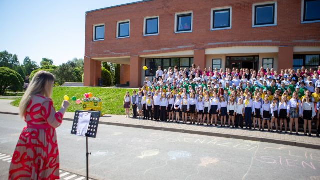 Saldus novada izglītības iestāžu 1.- 4.klašu koru un pirmsskolas deju kolektīvu svētkos “Lai skan!”