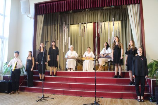 Meiteņu ansamblis un koklētāju ansamblis