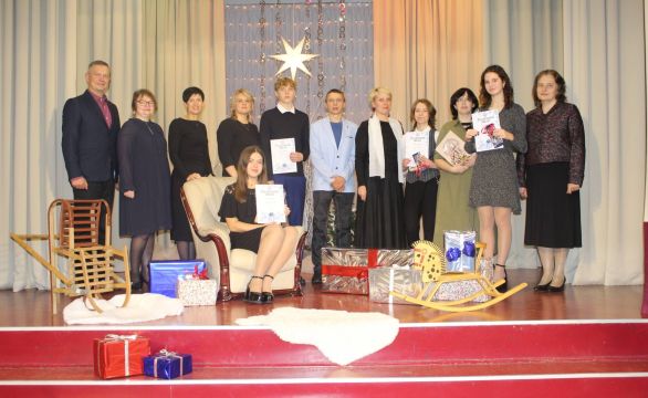 Vidusskolas teicamnieki ar ģimenem