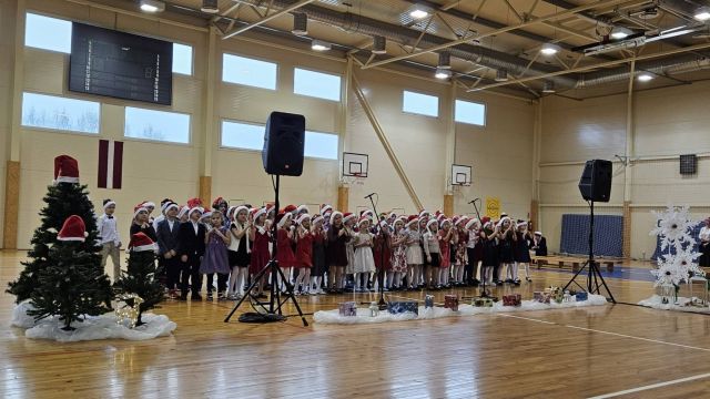 Ziemassvētku ieskaņas koncerts 1.klasniekiem