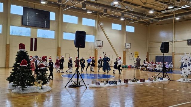 Ziemassvētku ieskaņas koncerts 1.klasniekiem