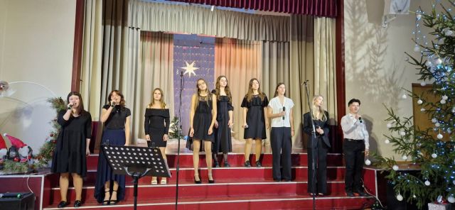 Uzstājas ansamblis.