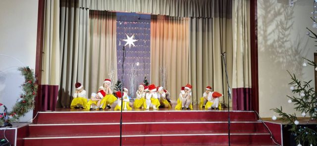 Koncerts senioriem,uzstājas pirmsskolas deju greupa.