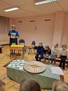 Bibliotekāre Gunta vada nodarbību sākumskolā