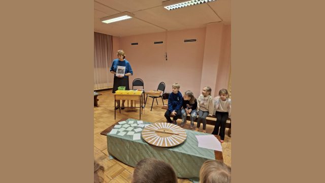 Bibliotekāre Gunta vada nodarbību sākumskolā