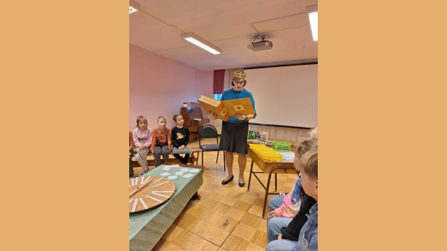 Bibliotekāre Gunta vada nodarbību sākumskolā