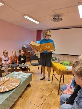 Bibliotekāre Gunta vada nodarbību sākumskolā