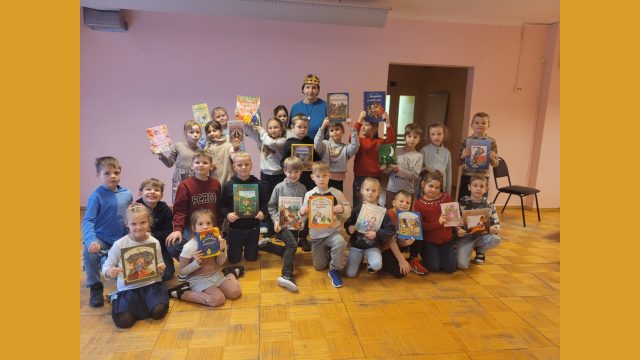 Bibliotekāre Gunta vada nodarbību sākumskolā