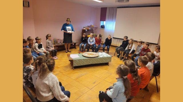 Bibliotekāre Gunta vada nodarbību sākumskolā